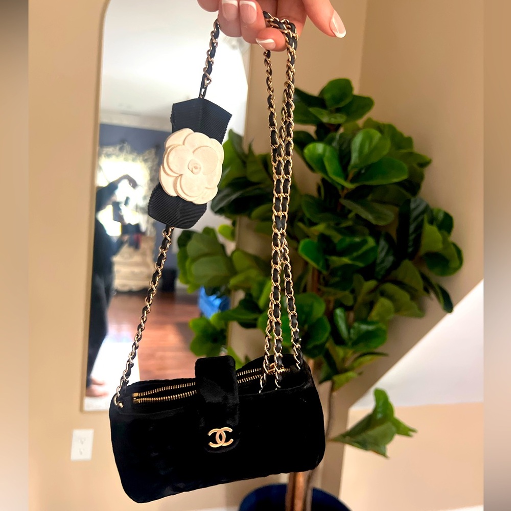 💯 Chanel mini pouch / bag with a Chanel chain